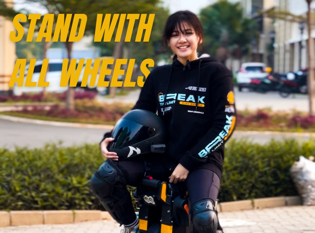 RRMF selalu berkomitmen untuk memberikan produk terbaik bagi para pengendara kendaraan roda dua. Namun, baru-baru ini, store kami mendapatkan kunjungan istimewa dari seorang pengendara electric unicycle (EUC). Electric Unicycle atau EUC adalah sebuah kendaraan self-balancing dengan roda tunggal yang ditenagai oleh motor listrik sebagai komponen penggerak utama dan baterai sebagai sumber tenaga utama. Hoodie RRMF dirancang untuk memberikan perlindungan ekstra bagi para pengendara, terutama pengendara sepeda motor yang menjadi fokus utama kami. Dengan protector di bagian bahu dan siku, hoodie ini memberikan rasa aman saat berkendara, baik di jalanan kota maupun di jalur off-road. Bahan yang digunakan juga sangat nyaman, memastikan pengendara tetap merasa sejuk dan bebas bergerak. Kami memahami bahwa para pengendara memerlukan pakaian yang dapat mengikuti gerak dinamis mereka. Oleh karena itu, kami menggabungkan teknologi terkini dengan desain stylish yang menjadi ciri khas RRMF. Protector yang digunakan pada hoodie ini terbuat daribahan yang tahan lama dan mampu menyerap benturan dengan efektif, sehingga risiko cedera dapat diminimalisir. Pengunjung kami tersebut mencoba berkendara menggunakan hoodie protector RRMF di sekitar store. Hasilnya sangat memuaskan! Meskipun bergerak dengan kecepatan tinggi dan melakukan manuver yang cukup ekstrem, hoodie kami tetap memberikan kenyamanan dan perlindungan yang dibutuhkan. Hal ini menunjukkan bahwa hoodie RRMF memang dirancang untuk mendukung aktivitas berkendara yang penuh tantangan, termasuk untuk pengendara EUC yang mengunjungi store kami.